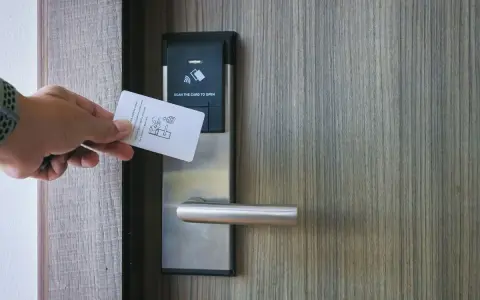 Jak zamknąć drzwi w hotelu na kartę od środka i czuć się bezpiecznie