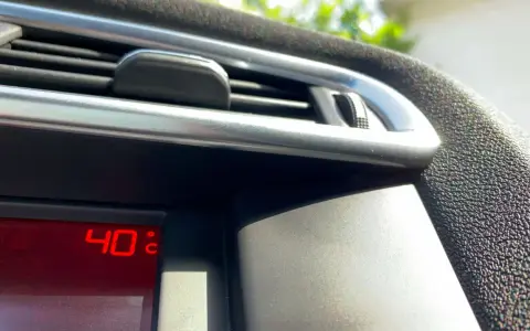 El display del coche marca 40°C. ¡Qué calor hace hoy!