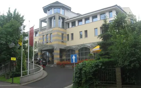 Hotel Haffner, nazwany na cześć Jana Jerzego Haffnera, wita gości nowoczesną architekturą i zielenią.