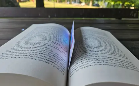 Un libro aperto, con pagine che sembrano sussurrare storie, forse della saga "50 sfumature".