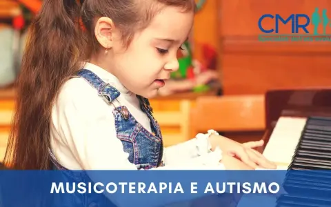 Bambina con autismo suona il pianoforte, esplorando il potere della musica per la crescita.