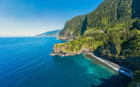 Grüne Berge treffen auf türkisfarbenes Meer. Ein perfekter Ort, um Madeira zu erleben.