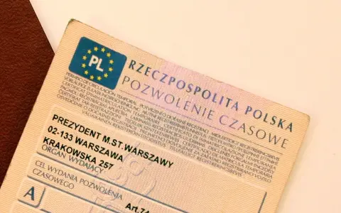 Miękki dowód rejestracyjny z napisem "Pozwolenie czasowe" i flagą PL. Dokument wydany przez Prezydenta m.st. Warszawy.