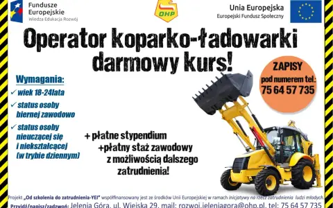 Żółta koparko-ładowarka z podniesionym łyżką na tle plakatu o darmowym kursie.