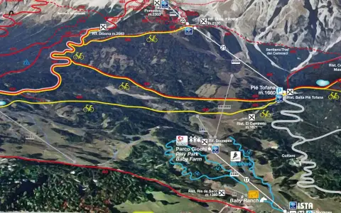 Mappa di sentieri montani con indicazioni per il "Sentiero dei Camosci", rifugi, piste ciclabili e aree gioco.