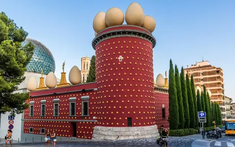 Teatr-Muzeum Salvadora Dalego w Figueres, z charakterystycznymi jajami na dachu, to surrealistyczne arcydzieło.