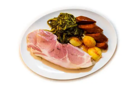 Un plato de lacón a la gallega con grelos, patatas y chorizo.