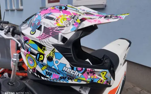 Kolorowy kask na quadzie. Czy na quadzie trzeba mieć kask? Zawsze! Bezpieczeństwo przede wszystkim.