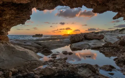 Ile trwa lot z Warszawy na Cypr? Sprawdź czas do Larnaki i Pafos.