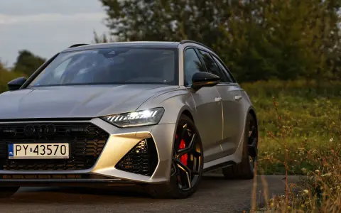 Srebrne Audi RS6 na tle natury. Zastanawiasz się nad audi rs6 cena? Ten potężny kombi zachwyca designem i osiągami.