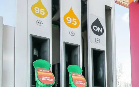 Stacja paliw z dystrybutorami 95 i ON. Dowiedz się, jak zatankować auto, wybierając odpowiednie paliwo.