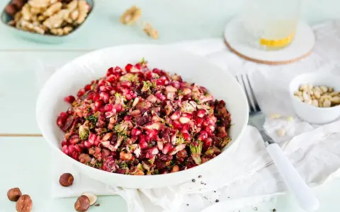 Bunter Brokkolisalat mit Granatapfelkernen und Nüssen, perfekt für den Thermomix.