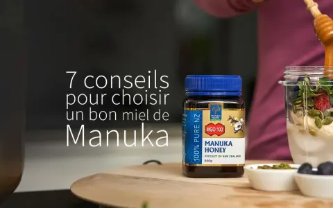 Un pot de miel de Manuka MGO 100+ à côté d'un smoothie aux fruits. Découvrez les miel de manuka bienfaits pour votre santé.