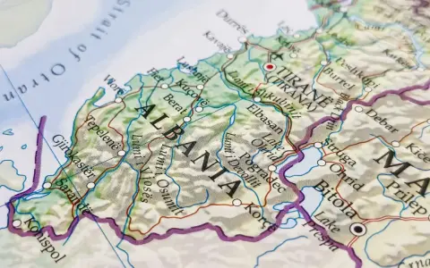 Mapa pokazuje, gdzie leży Albania, z zaznaczonymi miastami jak Tirana i wybrzeżem Morza Adriatyckiego.