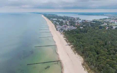 Mielno atrakcje: szeroka plaża, las sosnowy i morze Bałtyckie. Widok z lotu ptaka na nadmorski kurort.