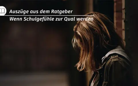 Ein Mädchen mit nach unten geneigtem Kopf, das zeigt, wie man mit Schuldgefühlen umgeht, wenn sie zur Qual werden.