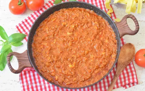 Gotowy do podania sos bolognese w głębokiej patelni. Idealny do makaronu, ten przepis na bolognese zachwyci każdego.