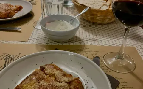 Pyszny obiad z winem i parmezanem. Idealne miejsce, gdzie dobrze zjeść w Chełmie.