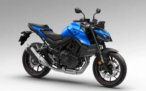 Niebieski motocykl Honda Hornet 750 z czarnymi akcentami, gotowy do jazdy po mieście.