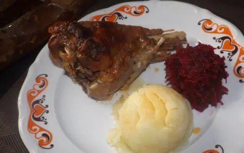 Pyszna golonka z indyka pieczona, podana z purée ziemniaczanym i buraczkami. Idealny obiad!