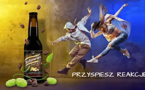 Butelka napoju Jałowiec Kawa, ziarna kawy, chmiel i tańcząca para na tle kolorowych ścian.