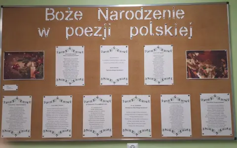 Boże Narodzenie w poezji polskiej. Obraz przedstawia tablicę z wierszami i ilustracjami, nawiązującymi do świąt. To jak bajka sanah, pełna wzruszeń i pięknych słów.