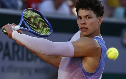 Ben Shelton, a joven tenista, golpea la pelota. Su edad es un factor clave en su prometedora carrera.