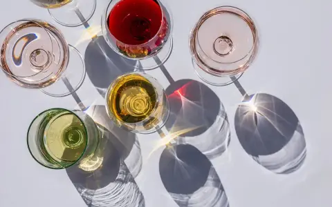 Fünf Gläser Wein in verschiedenen Farben, darunter Rot, Rosé und Weiß. Die Frage: ist alkoholfreier Wein wirklich alkoholfrei?