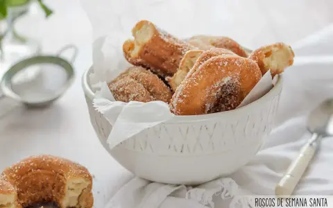 Roscos de Semana Santa azucarados en un cuenco blanco, listos para disfrutar.