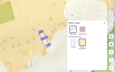 Mapa z zaznaczonymi wymiarami i polem działki, obok okno wyboru mapy z opcjami "Geo mapa", "Atlas solarny", "Działki" i "Tereny budowlane".