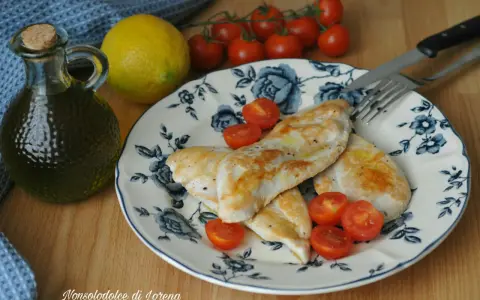 Petto di pollo alla piastra con pomodorini e limone, perfetto con una salsa leggera.