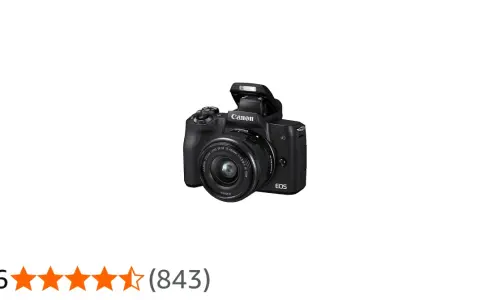 Cámara Canon EOS M50 negra con flash emergente y lente zoom. Ideal para capturar momentos.