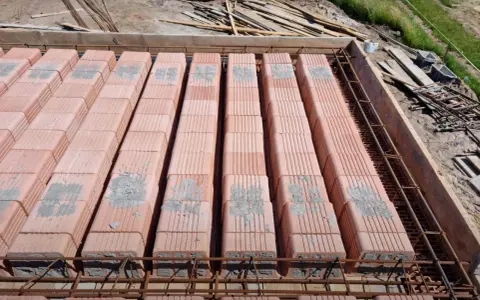 Strop Ackermana z widocznym zbrojeniem i pustakami ceramicznymi, przygotowany do zalania betonem.