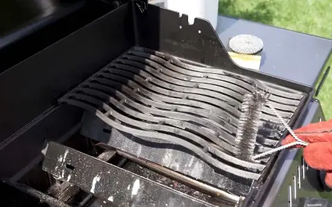 Der Grillrost ist schmutzig und muss gereinigt werden. Ein Grill schimmelt unter der Abdeckung, wenn er nicht richtig gelüftet wird.