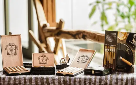 Cajas de puros personalizados de Julio Premium, con tabacos artesanales de La Palma.
