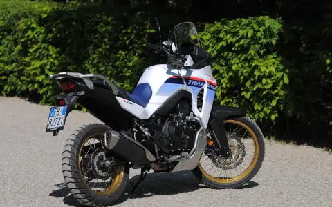 Honda Transalp 750 bianca e blu, con logo "Transalp" sul fianco. L'altezza sella è ideale per affrontare ogni tipo di strada.