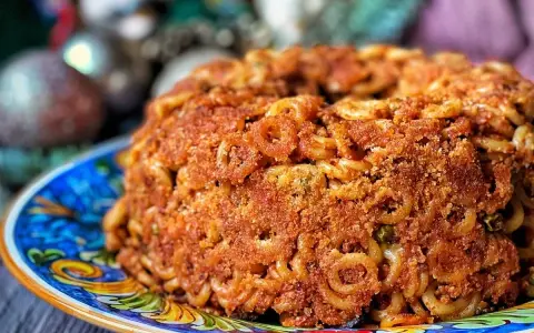 Anelletti alla siciliana dorati e croccanti, un classico piatto siciliano pronto per essere gustato.