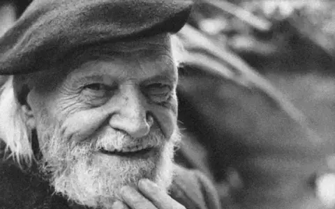 Ritratto di un anziano con barba e berretto, che ricorda l'umanità e la profondità dei "fratelli Ungaretti" in un'analisi poetica.