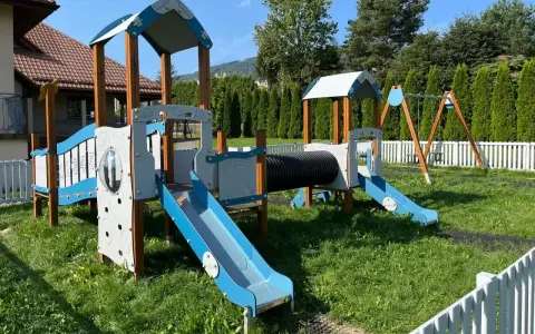 Kolorowy plac zabaw z tunelem i zjeżdżalniami. Czy taki plac zabaw wymaga pozwolenia na budowę?