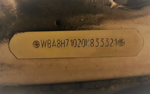 Wyryty numer VIN pojazdu: WBA8H71020K833321. To unikalny identyfikator Twojego samochodu.
