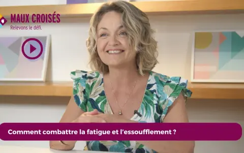 Une femme souriante parle de comment combattre la fatigue et l'essoufflement, peut-être lié à la dyspnée d'effort.
