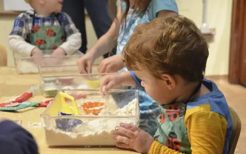 Deskorolka sensoryczna: Jak wspiera rozwój dzieci z trudnościami