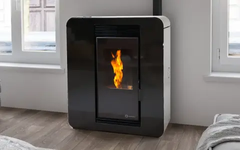 Chimenea estufa pellets moderna, con llama viva en su interior, junto a una ventana.