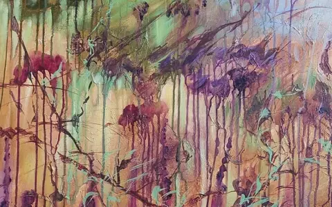 Abstraction végétale aux coulures de base peinture acrylique. Des teintes de pourpre et de vert se mêlent sur un fond ocre.