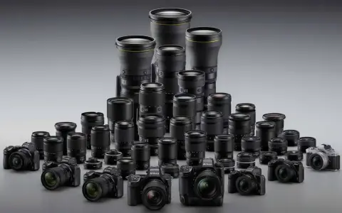 Duży wybór obiektywów Nikon, w tym teleobiektyw. Co to jest? To narzędzie do fotografowania z daleka.
