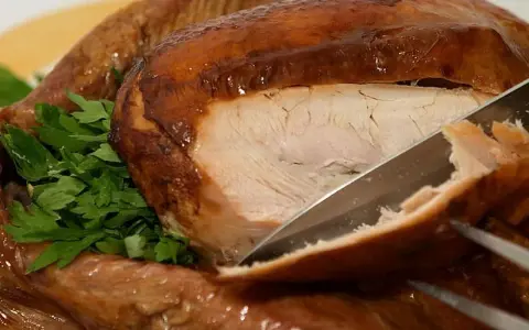 Soczysty filet z indyka, idealny na obiad. Sprawdź jego kcal i ciesz się smakiem!