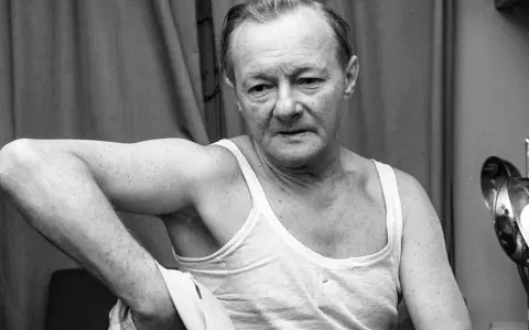 Tadeusz Fijewski w białej podkoszulce, przygotowujący się do sceny w jednym ze swoich filmów.