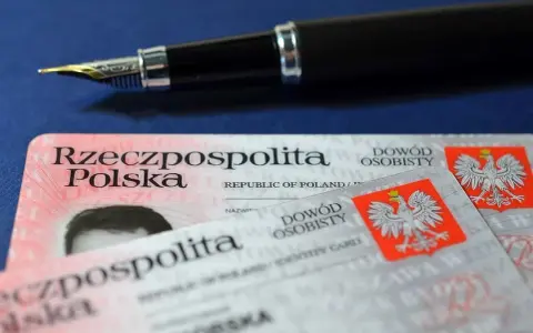 Dowód osobisty i pióro. Zastanawiasz się, ile wcześniej można wymienić dowód osobisty?