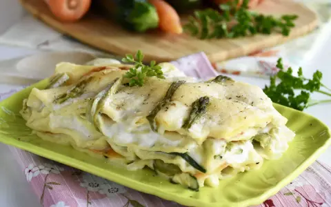 Lasagne primavera cremose con zucchine e carote, una delizia da provare.