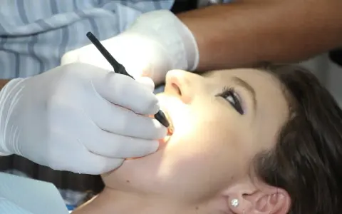 Dentysta wykonuje piaskowanie zębów. Sprawdź piaskowanie zębów cenę i zadbaj o piękny uśmiech.